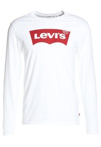 Langärmliges weißes T-Shirt aus Baumwolle mit einem großen roten Levi's-Logo auf der Vorderseite und einem kleinen roten Tab an der Seitennaht. Glatte Textur.