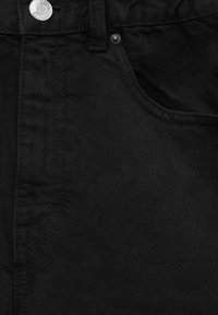 Gros plan sur un jean en denim noir montrant la poche avant, la passants de ceinture et le détail du bouton en métal argenté.