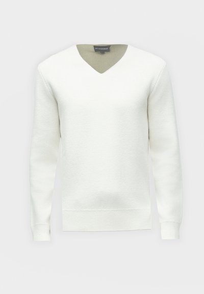 Άσπρο, υφασματώδες βαμβακερό πουλόβερ με V-λαιμόκοψη και μακριά μανίκια. Διαθέτει αντίθετο πράσινο γιακά και ριμπ μανσέτες και στρίφωμα.