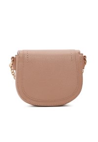 Borsa a tracolla rotonda in pelle beige chiaro текстurizzata, con una catena dorata e una chiusura a pattina con dettagli di cucitura sottili.