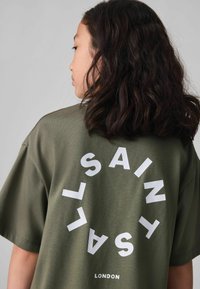 smALLSAINTS TIERRA CREW LOGO  - Apdrukāts T-krekls - khaki green