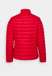 Veste matelassée rouge avec motif matelassé horizontal, col haut, sans éléments métalliques visibles. Texture lisse, design léger, vue complète de dos.