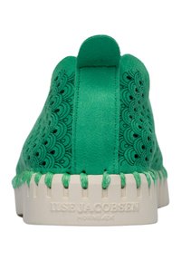 Sneaker verde in suede con sovrapposizione a motivo, suola in gomma bianca, cuciture decorative e un occhiello per il tallone.