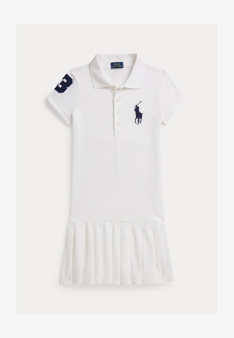 Λευκό φόρεμα πόλο με κοντά μανίκια, τρία κουμπιά μπροστά, σκούρο μπλε αριθμός "3" στο μανίκι και πιετέ φούστα. Διαθέτει κεντημένο λογότυπο.