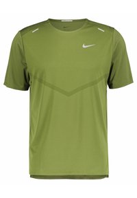 Camiseta de running Nike de manga corta verde con detalles de tiras reflectantes en los hombros y un logo de swoosh de Nike en blanco en el pecho.