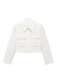 Lyhyt valkoinen takki, valmistettu teksturoidusta kankaasta, jossa on pitkät hihat, kaulus ja kaksi etutaskua, joissa vaakasuorat saumat.