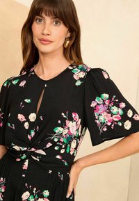 Love & Roses WIDE REGULAR FIT - Lühikeste varrukatega bodi - black floral