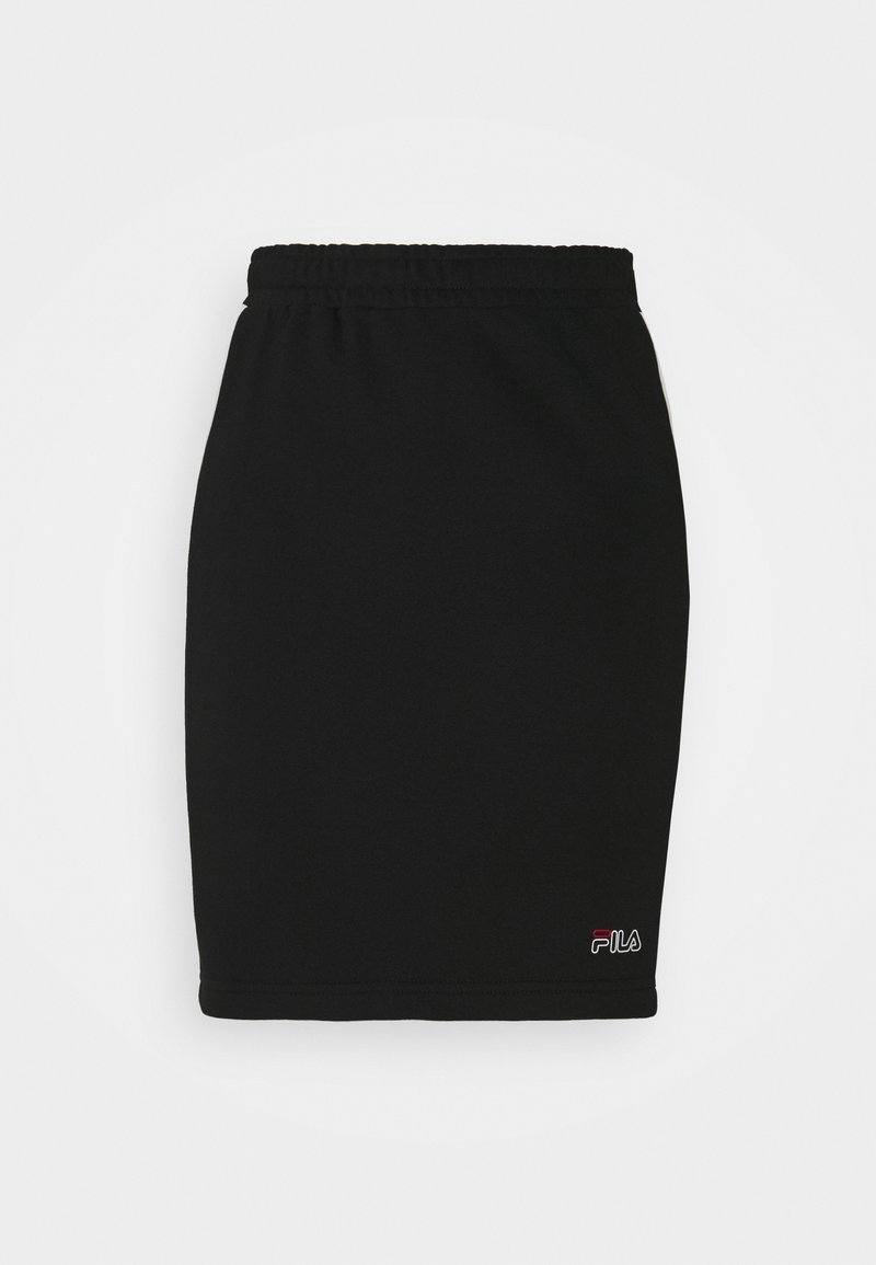 Jupe noire longueur genou avec taille élastique et petit logo FILA près de l'ourlet sur fond blanc uni.