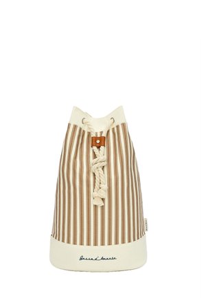 Brun og cremefarvet stribet snøresæk med kraftigt cremefarvet rebslukning og læderdetalje, broderet mærkenavn nederst.