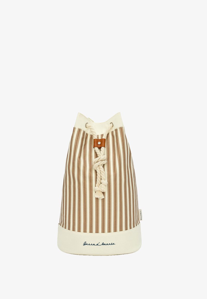 Sac à cordon rayé marron et crème avec fermeture à corde épaisse crème et accent en cuir, nom de la marque brodé à la base.