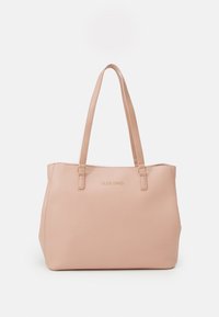 Rosa pebbliga läderhandväska med två axelremmar, guldlogotypdetaljer och en strukturerad form, med en texturerad yta.