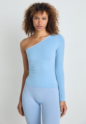 Lichtblauw geribbeld langemouwen shirt met één schouder ontwerp, met een strakke silhouette en subtiele textuur, gecombineerd met bijpassende geribbelde leggings.