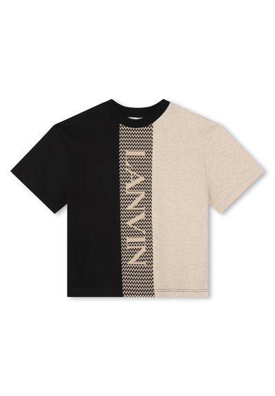 T-shirt à manches courtes noir et beige avec une coupe courte, présentant un motif en zigzag et le texte "LANVIN" en beige sur la section noire.