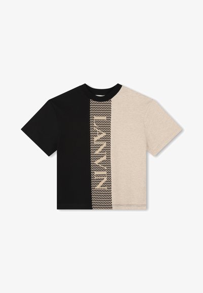 T-shirt à manches courtes noir et beige avec une coupe courte, présentant un motif en zigzag et le texte "LANVIN" en beige sur la section noire.
