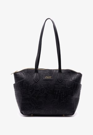 Sac cabas en cuir noir avec tampons en relief sur le thème du voyage, deux longues anses, fermeture éclair dorée et logo de marque ALV doré à l'avant.