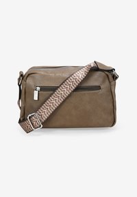 Bandolera de cuero marrón con un acabado texturizado, que cuenta con un bolsillo frontal con cremallera y una correa con un diseño en zigzag.