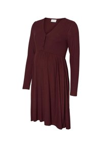 Robe de maternité en bordeaux foncé, manches longues, décolleté en V, texture côtelée, avec trois boutons au niveau de la poitrine, design de jupe évasée.