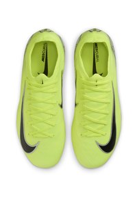 Nike Mercurial voetbalschoenen in een vibrante gele kleur, met een textuur bovenkant, zwarte accenten en een gestroomlijnd ontwerp.