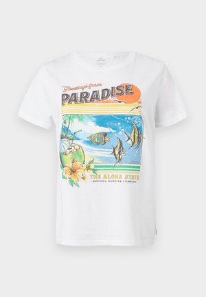 Λευκό βαμβακερό T-shirt με πολύχρωμο γραφικό τύπωμα που απεικονίζει "Χαιρετισμούς από το Παράδεισο", ψάρια, λουλούδια και σχέδιο ηλιοβασιλέματος.