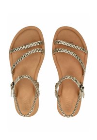 Flache Sandalen mit metallisch geflochtenen Riemen, braunem Synthetik-Fußbett, Zehen-Schlaufe und verstellbarem Knöchelverschluss. Glatte Textur.