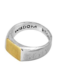 Silverring med en gul kvadratisk accent. Slät yta, platt profil, graverad inuti med texten: "VISDOM BÖRJAR." Subtila ytliga imperfektioner.