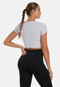 SQUATPROOF HOLLOW OUT CROPPED   - Základné tričko - lavender white