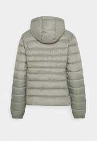Lys grå pufferjakke med hætte, der har quiltede sektioner og elastiske manchetter. Glat, blank finish med en let struktureret overflade.