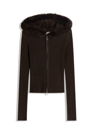 Rjava rebrasta zip-up kapuca s kapuco obloženo s umetnim krznom, dolgimi rokavi in krojenjem v kratki dolžini. Gladka tekstura in kontrastni materiali.