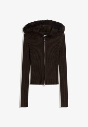 Braune gerippte Zip-Hoodie mit einer mit Kunstfell gefütterten Kapuze, langen Ärmeln und einem cropped Design. Glatte Textur und kontrastierende Materialdetails.