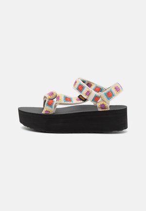 Sandali platform con cinturini intrecciati multicolori con motivi floreali; suola in gomma nera con superficie testurizzata per una maggiore aderenza.