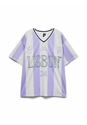 Chemise à manches courtes et col en V avec rayures verticales lavande et blanches, texte "LISBON", icônes de chausson de ballet et danseuse, imprimé "EST. 1976" et numéro 24.