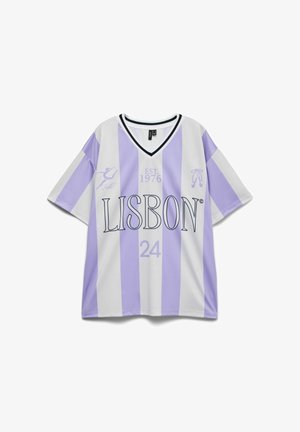 Tricou cu mâneci scurte și decolteu în V, cu dungi verticale lavandă și albe, text "LISBON", icoane cu pantof de balet și balerină, inscripția "EST. 1976" și numărul 24 imprimat.
