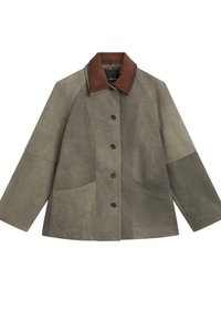 Giubbotto in suede grigio con colletto marrone scuro, bottoni frontali, maniche ampie e due tasche a toppa sul davanti, posato su uno sfondo bianco.