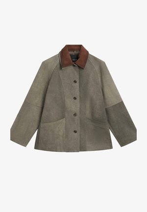 Graue Wildlederjacke mit dunkelbraunem Kragen, vorderen Knöpfen, weiten Ärmeln und zwei aufgesetzten Taschen vorne, flach auf weißem Hintergrund ausgelegt.