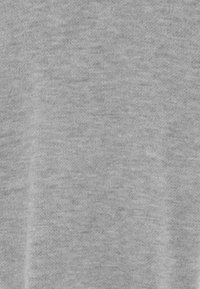 Tessuto di cotone grigio con una texture liscia e un sottile motivo melangiato, caratterizzato da un colore uniforme in tutto il tessuto. Ideale per l'abbigliamento casual.