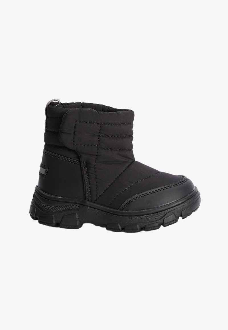 Botte d'hiver isolante noire avec une semelle robuste, une tige matelassée, un design montant à la cheville et une fermeture à bride auto-agrippante sur fond blanc uni.