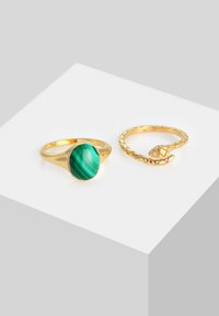 Guld-ringe, den ene med en malakitsten med en poleret overflade og svungne grønne mønstre, den anden med et tekstureret slangemønster.