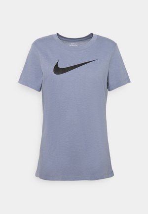 Lyseblå t-shirt med korte ærmer og rund hals med stort sort Nike Swoosh-logo på brystet, vist på en ensfarvet baggrund.