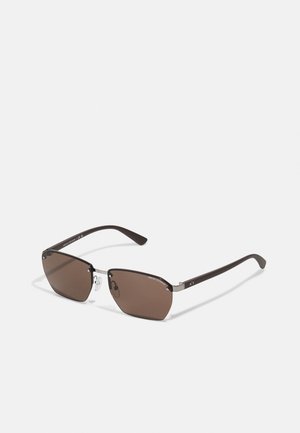 Ochelari de soare cu nuanță maronie, cu formă dreptunghiulară, ramă subțire din metal maro și pernuțe pentru nas ajustabile. Prezintă o marcă subtilă pe tâmple.