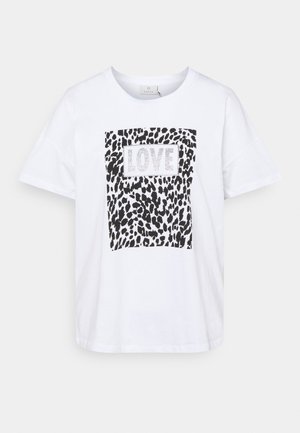 Hvid T-shirt med korte ærmer med en sort/hvid leopardprint-rektangel og ordet "LOVE" i glitrende sølvtekst i midten.