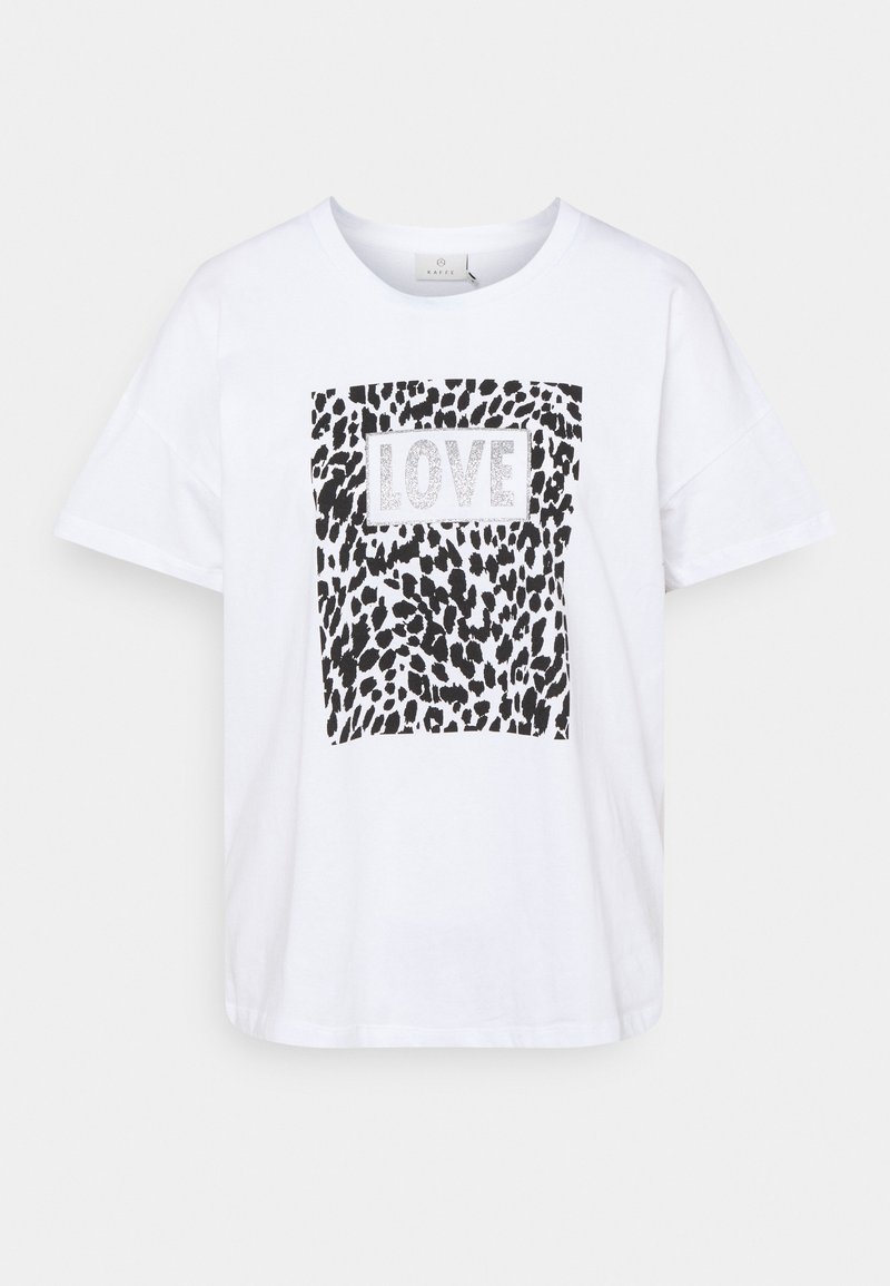 Hvid T-shirt med korte ærmer med en sort/hvid leopardprint-rektangel og ordet "LOVE" i glitrende sølvtekst i midten.