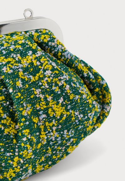 Τσάντα φάκελος με υφή, πράσινη και κίτρινη με σχέδιο, με ασημένιο μεταλλικό πλαίσιο, εμφανίζοντας ένα ραμμένο σχέδιο και απαλό υφασμάτινο επιφάνεια.