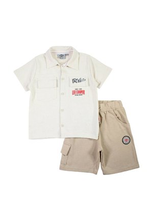 Chemise beige à manches courtes avec boutons sur le devant et poches frontales, associée à un short beige assorti avec une poche cargo et des écussons de marque.