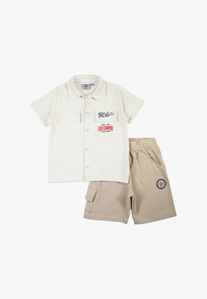Chemise beige à manches courtes avec boutons sur le devant et poches frontales, associée à un short beige assorti avec une poche cargo et des écussons de marque.