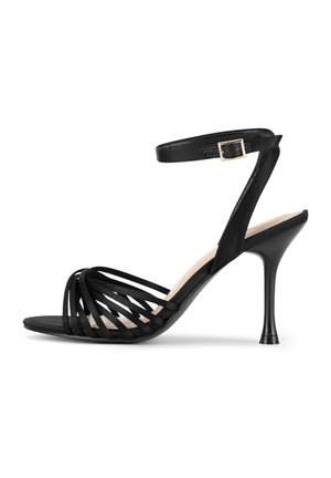 Sandal de tacón alto negro con un diseño de tiras, correa en el tobillo ajustable y punta afilada. Textura suave y tacón de aguja delgado.