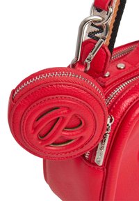 Borsa a mano in pelle rossa con tasca rotonda per monete con dettaglio del logo, zip argentata e una tracolla in tessuto decorato con accessori in metallo.