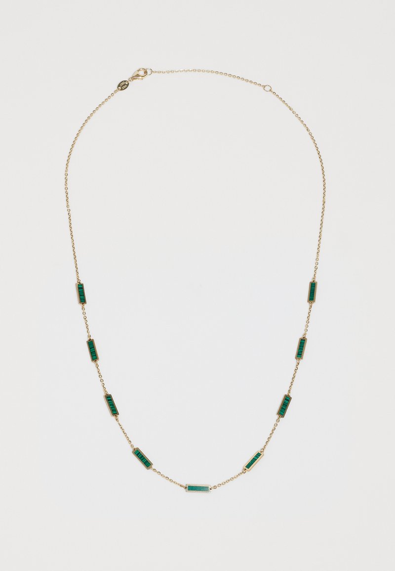 Zelta ķēdīte ar mainīgu taisnstūra smaragda zaļo akcentu izkārtojumu, gludu tekstūru un ar astes skavu.