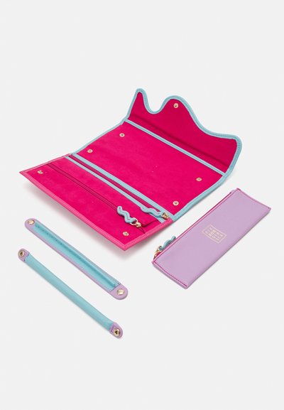 Portefeuille rose et bleu avec un bord festonné, deux compartiments zippés et des accents dorés. Comprend deux bandoulières bleues et une trousse à crayons lavande.