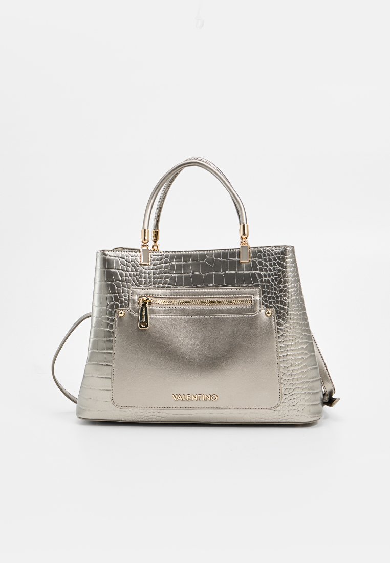Sac à main métallisé argenté avec une texture crocodile, doté de deux poignées courtes, d'une poche avant zippée et d'un logo de marque en bas.