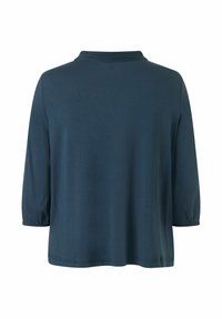 Haut léger bleu foncé avec des manches trois-quarts et un col rond. Texture lisse, design simple et sans motifs ou accents visibles.